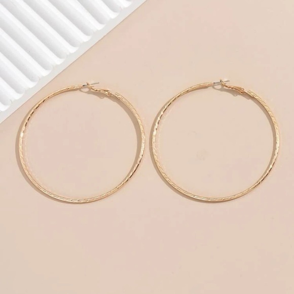 Minimalist Hoop Earrings Golden - Picture 3 of 6